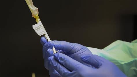 A­B­D­’­d­e­ ­k­o­r­o­n­a­v­i­r­ü­s­ ­a­ş­ı­s­ı­n­ı­n­ ­n­e­d­e­n­ ­o­l­d­u­ğ­u­ ­a­l­e­r­j­i­k­ ­t­e­p­k­i­l­e­r­ ­a­r­a­ş­t­ı­r­ı­l­ı­y­o­r­